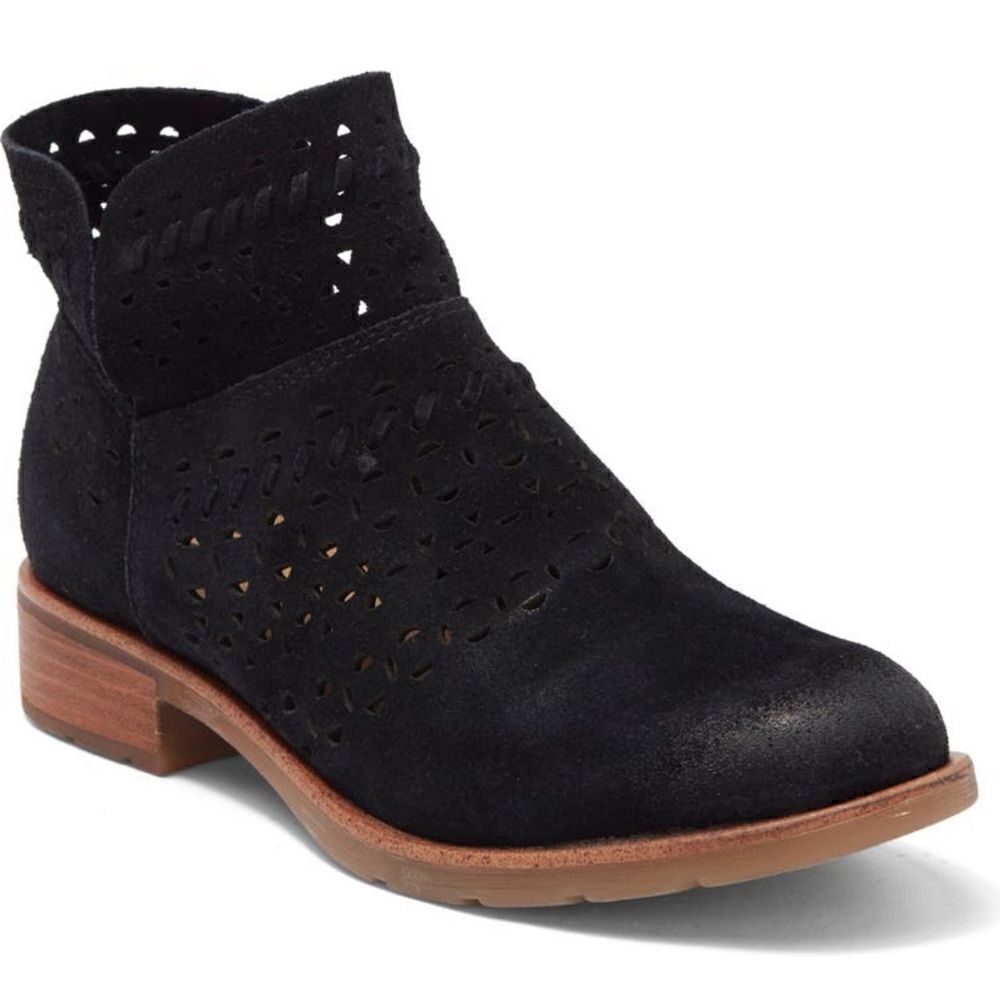 NWT Sofft Brinkley laser cut leather booties black 6